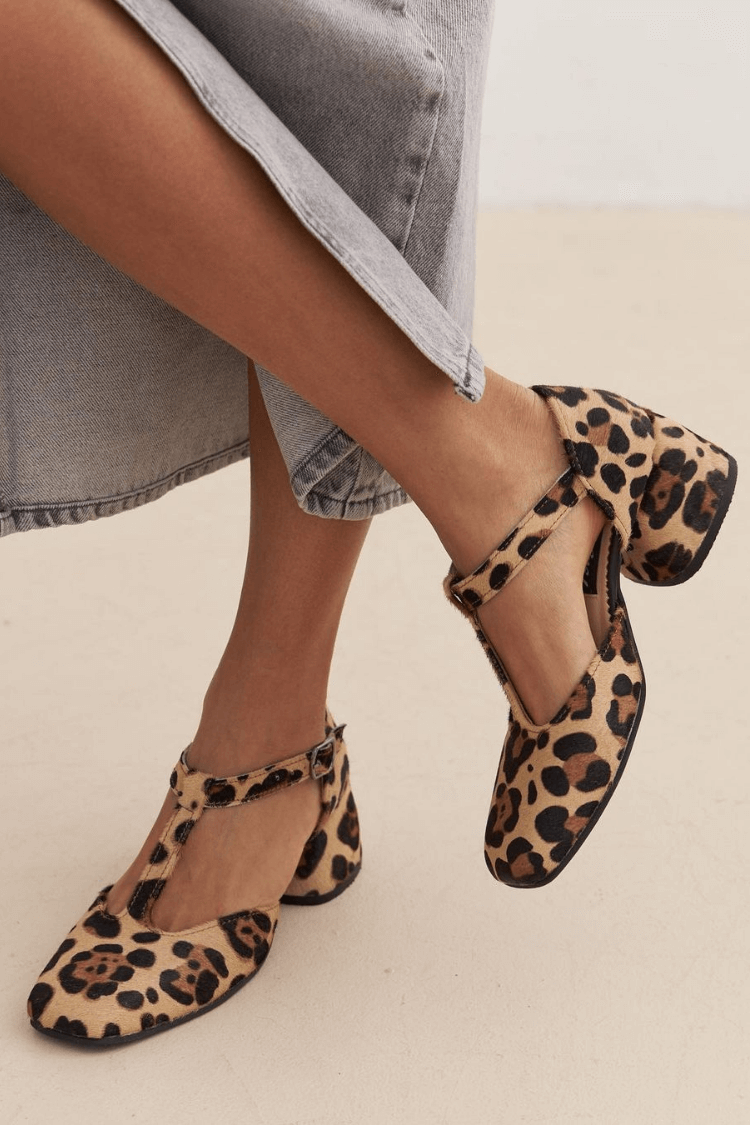 ZAPATOS CON CORREA EN FORMA DE T CON ESTAMPADO ANIMAL