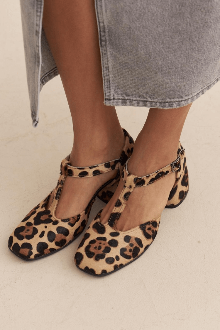 ZAPATOS CON CORREA EN FORMA DE T CON ESTAMPADO ANIMAL
